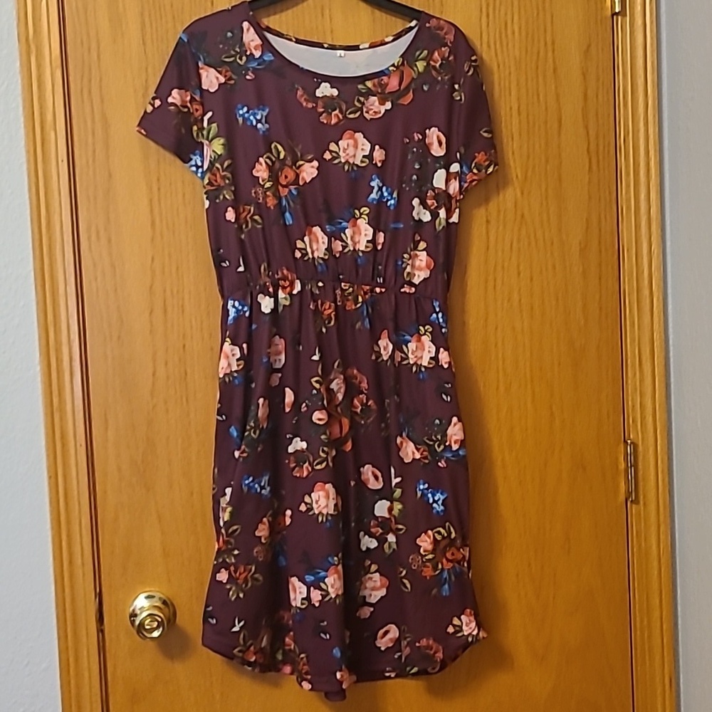 Floral Burgundy Dress Size Large With Hidden Side‎ Pockets